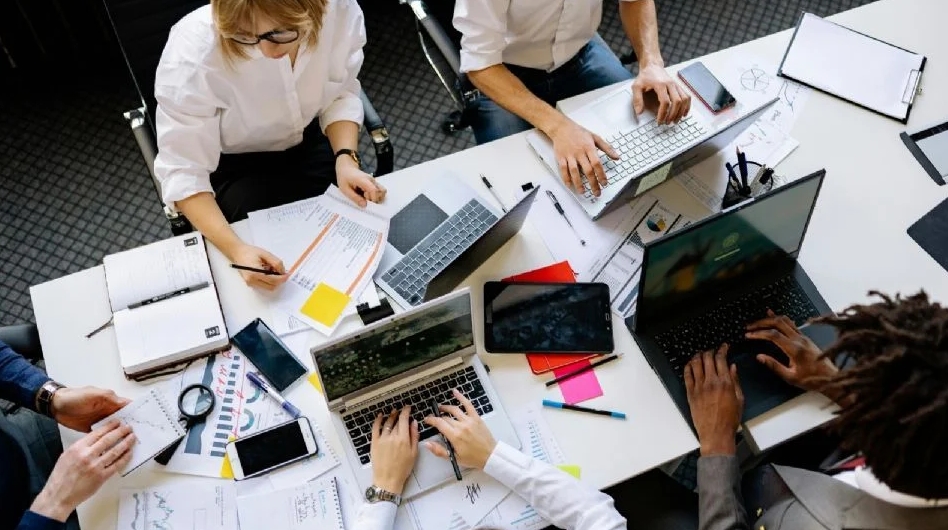 Enquanto Brasil discute fim da escala 6x1, Alemanha testa semana de quatro dias de trabalho