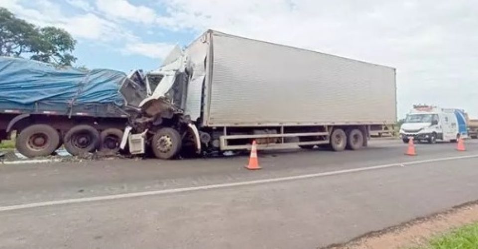 Caminhão tem a cabine destruída após motorista não perceber Pare e Siga na MS-306