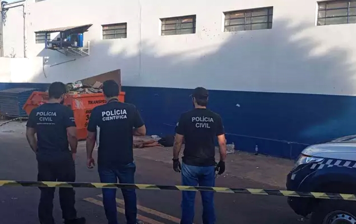 Morador de rua é espancado até a morte ao lado de supermercado em Dourados