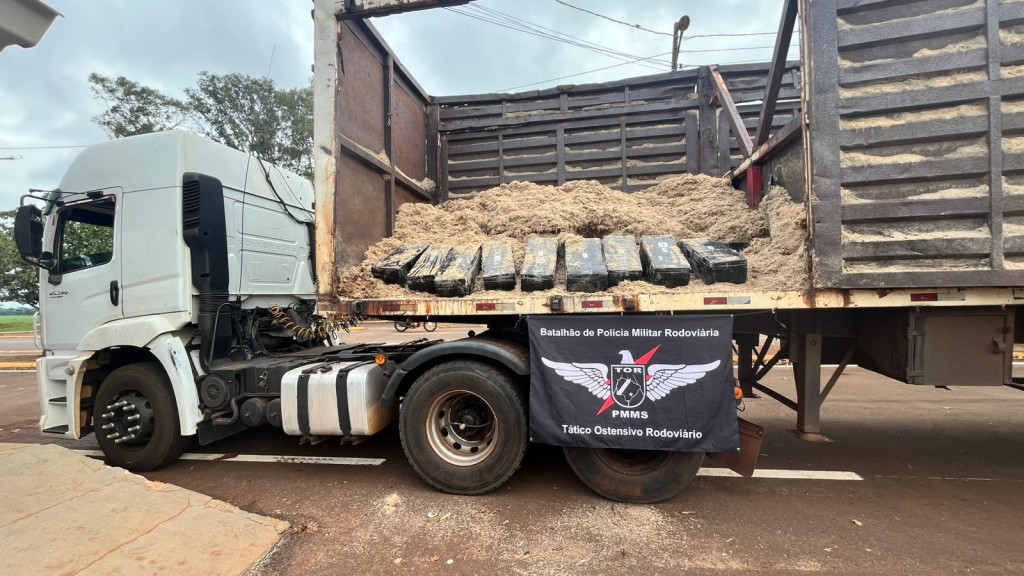 Caminhoneiro é preso com 2 toneladas de maconha em carga de bagaço de cana