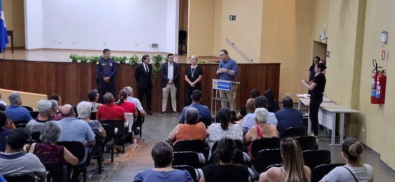 Prefeitura entrega escrituras de imóveis para moradores do Izidro Pedroso, Terra Roxa e Eulália Pires