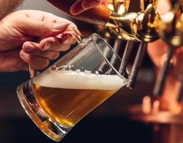 Cerveja sem álcool faz bem à saúde? É identificada no bafômetro? Corta efeito do antibiótico? Veja mitos e verdades