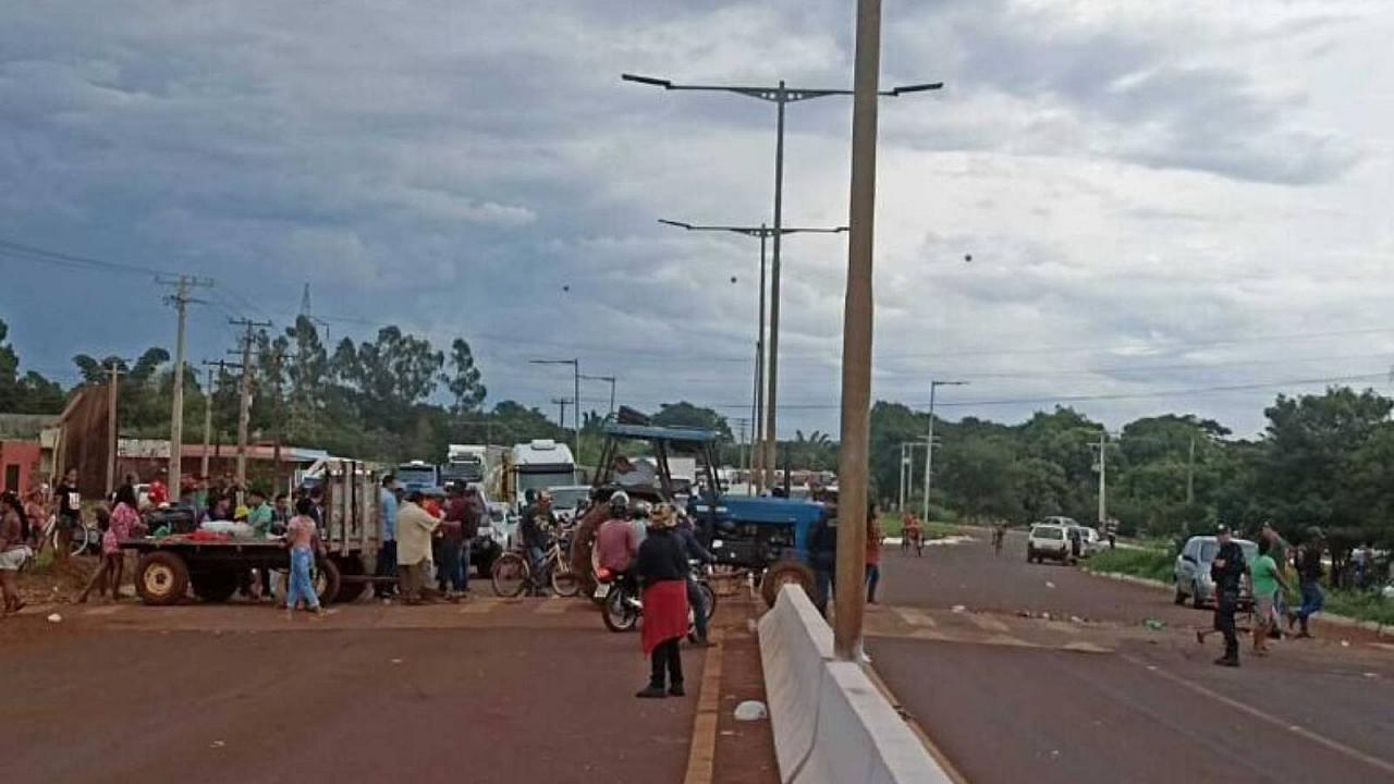 Pelo 4º dia com rodovia fechada, indígenas saem só com garantia de água