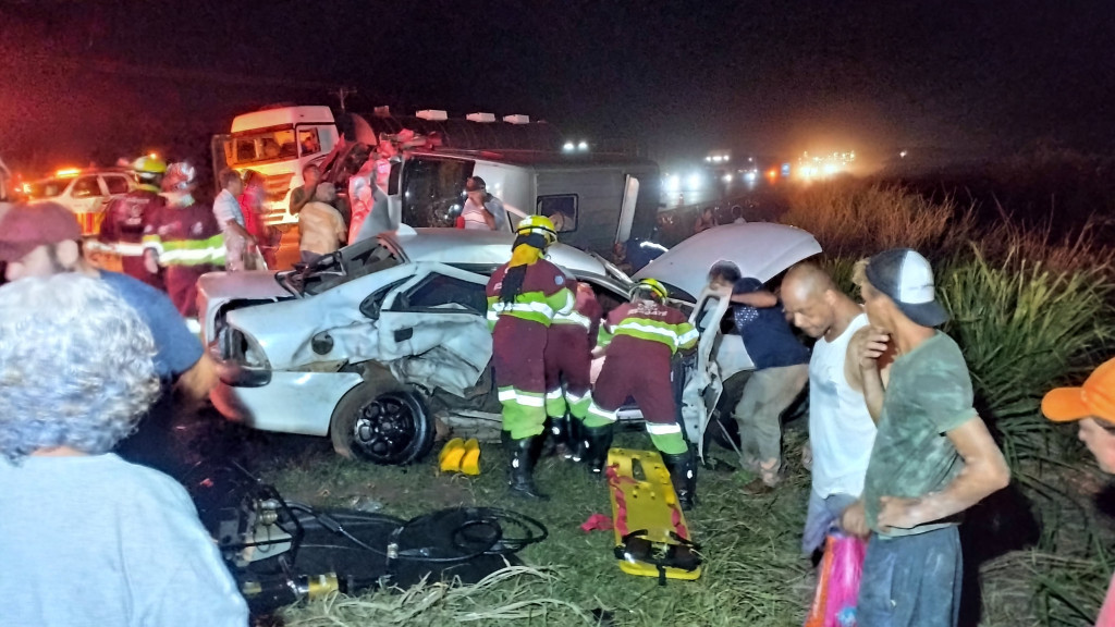 Acidente entre carros e van transportando pacientes deixa 8 feridos na BR-163