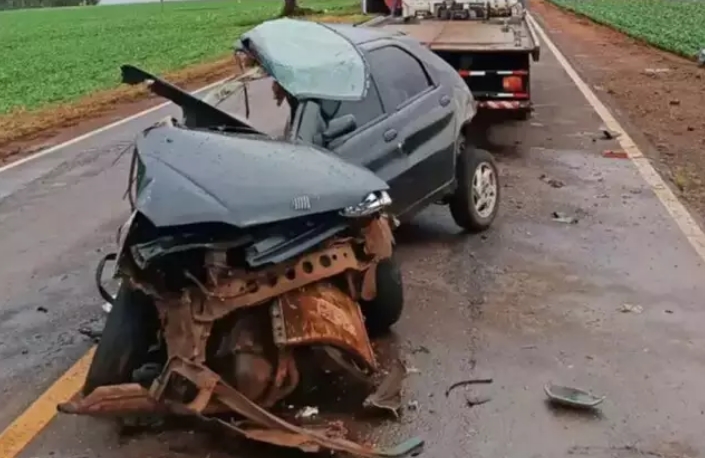 Acidente mata uma pessoa, deixa quatro feridos e racha carro ao meio em MS