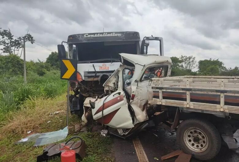 Colisão envolvendo caminhão e caminhonete na BR-163 matou mãe, filho e nora 