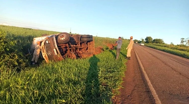 Motorista fica pendurado pelo cinto após pneu estourar e caminhão capotar na BR-376 