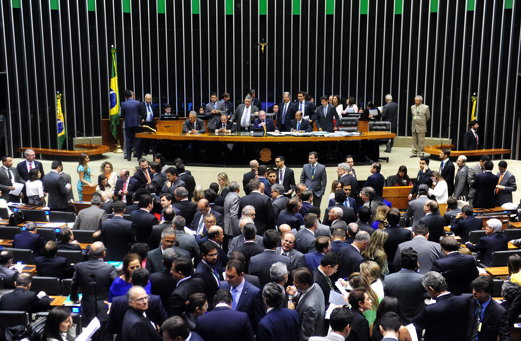 Câmara aprova teto para salário mínimo, mas afrouxa mudanças no BPC