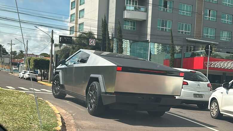 Campo-grandenses flagram 1° Tesla Cybertruck andando pelas ruas da Capital