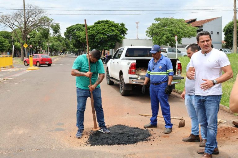 Prefeitura de Naviraí executa limpeza das vias públicas e inicia a operação tapa-buraco