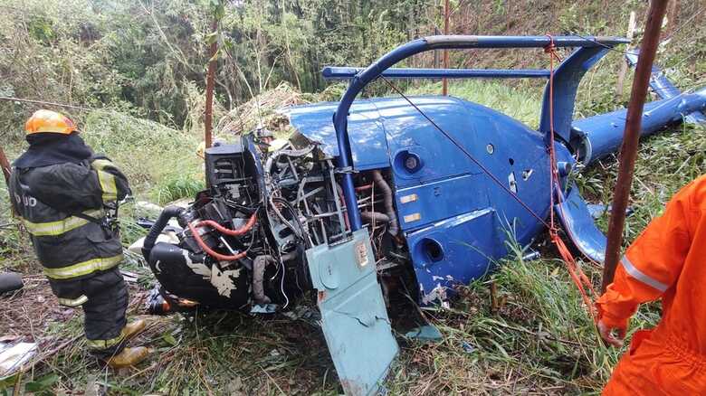 Helicóptero cai em SP e duas pessoas morrem; uma criança e o piloto são resgatados com vida