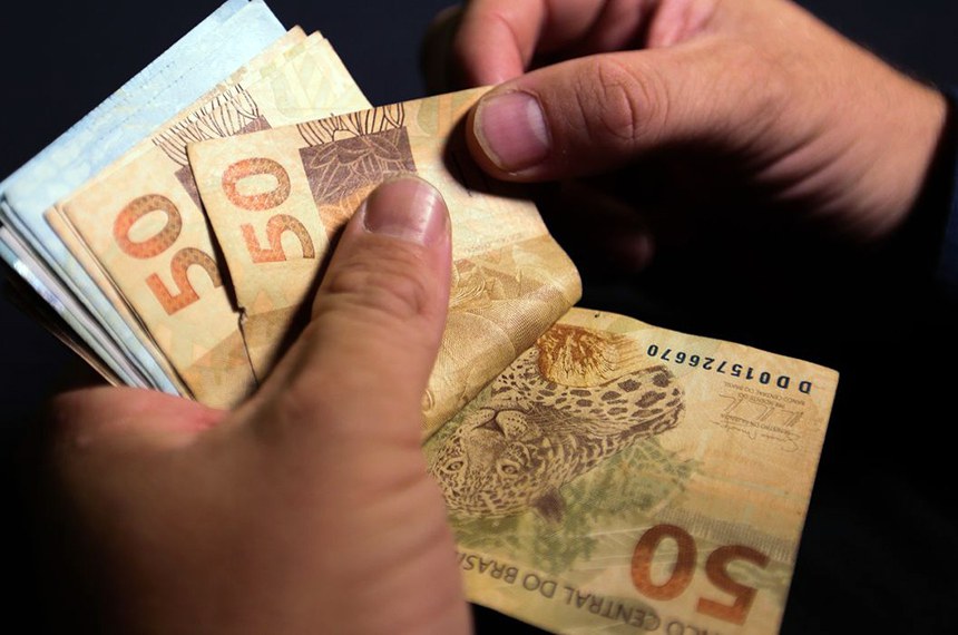 Salário mínimo com valor reajustado passa a ser pago neste sábado