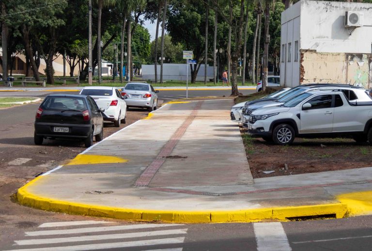 Prefeitura constrói calçadas no centro da cidade e garante melhor mobilidade urbana em Naviraí