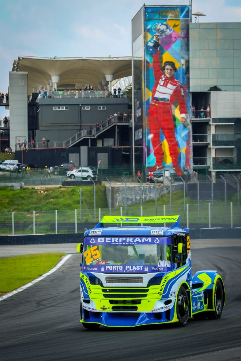 Pilotos da Fórmula Truck chegam ao Uruguai para abertura da Copa Mercosul