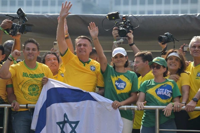 Após ato no Rio de Janeiro, Bolsonaro afirma que não fugirá do país 