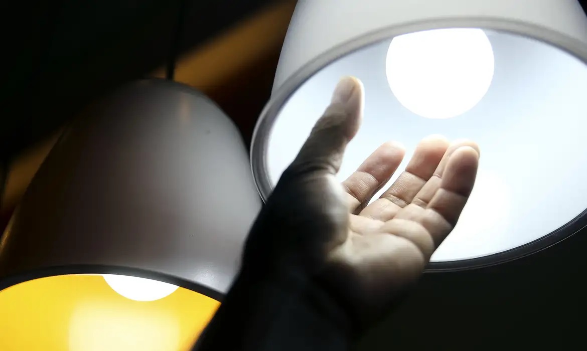 Aneel anuncia que a conta de luz vai ficar mais cara em maio