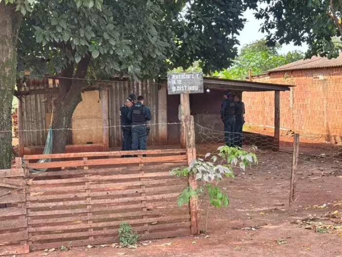 Rapaz é achado morto com foice cravada no pescoço em MS