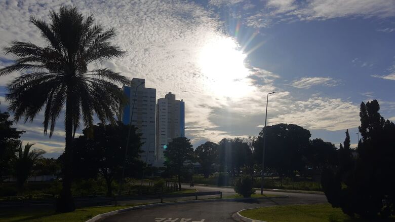 À espera de frente fria, sextou promete ser quente e com máximas de 35°C em MS