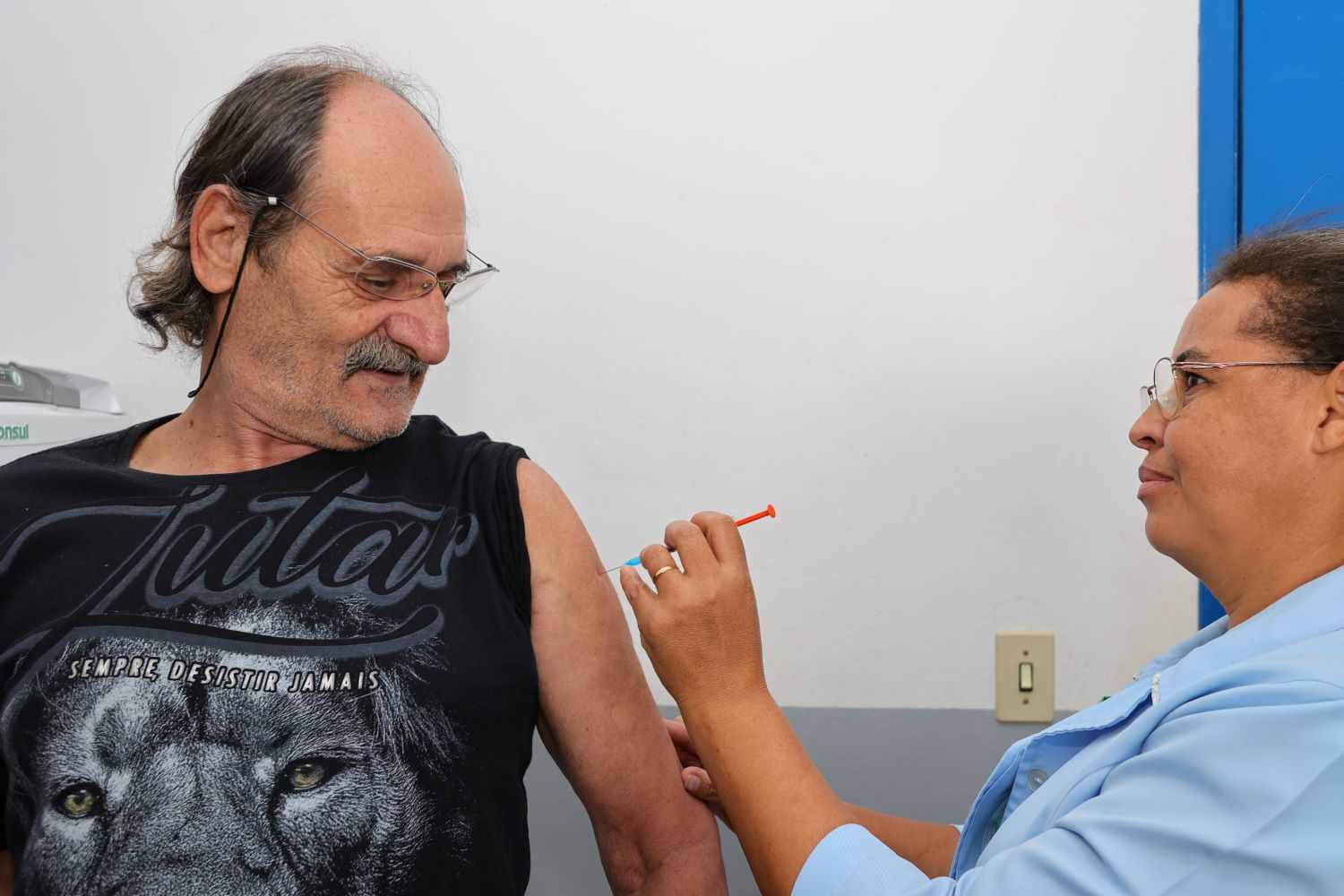 Vacinação avança, mas preocupação com ocupação de leitos hospitalares persiste