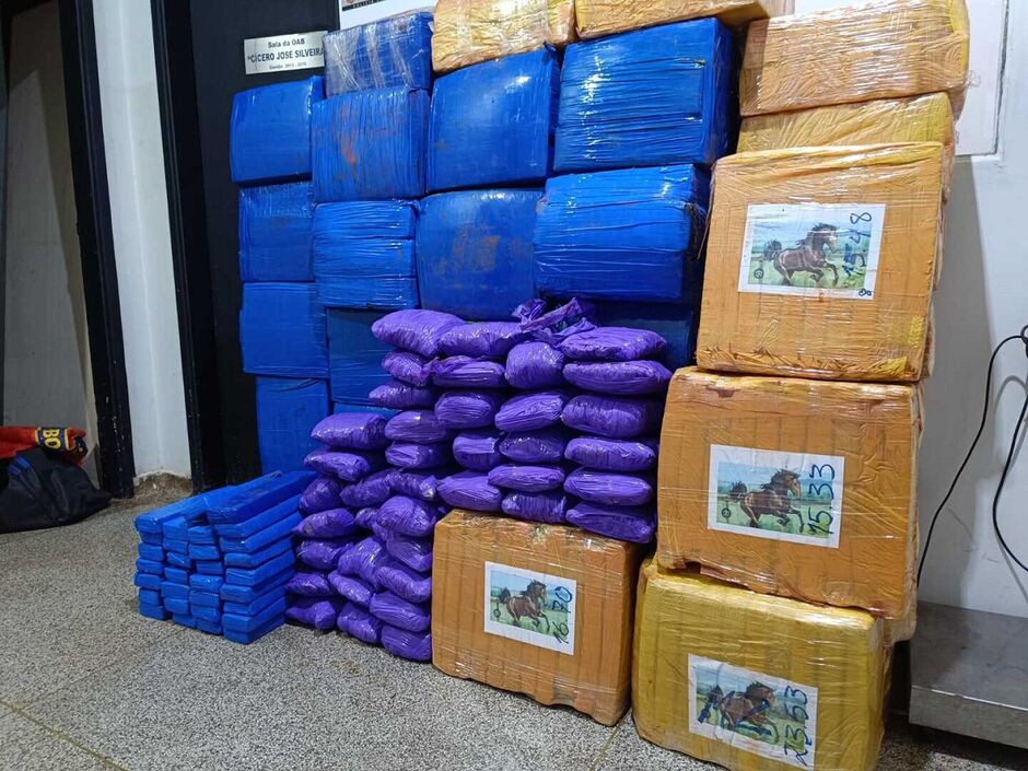 Caminhonete com quase 1 tonelada de drogas capota durante perseguição em Laguna Carapã 
