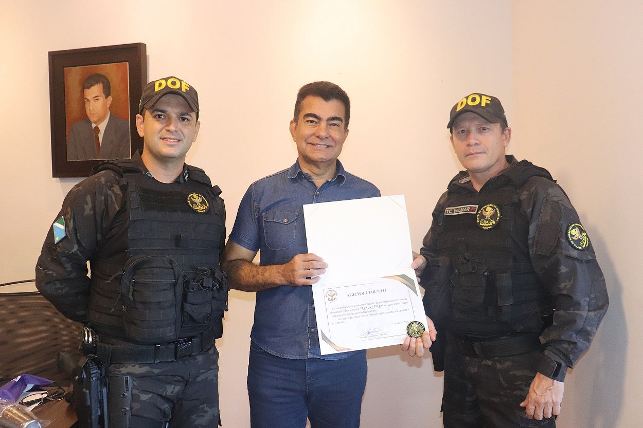 Marçal Filho recebe medalha do DOF e convite oficial para a 2ª Corrida Águia da Fronteira