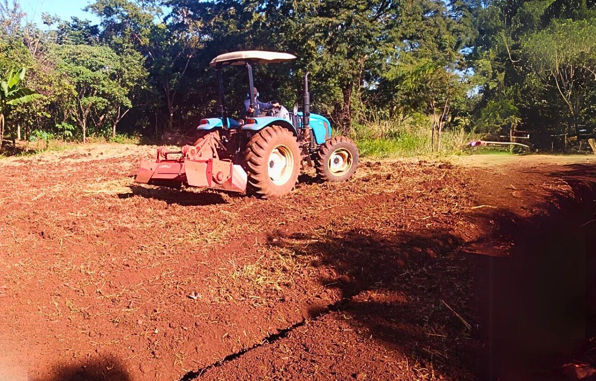 Prefeitura prepara solo para projeto agrícola com mulheres das aldeias Jaguapiru e Bororó