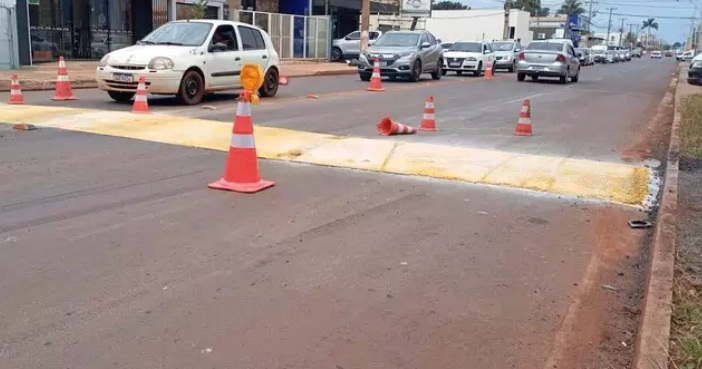 Quebra-molas recebe pintura após acidente que matou motociclista em Dourados