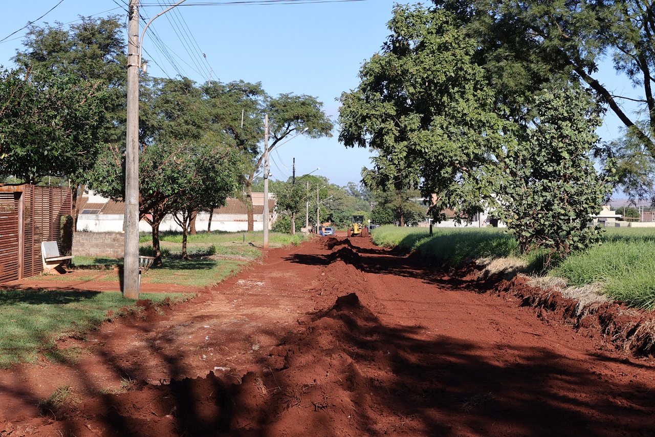 Prefeitura de Dourados lança terceira frente de asfalto em menos de uma semana