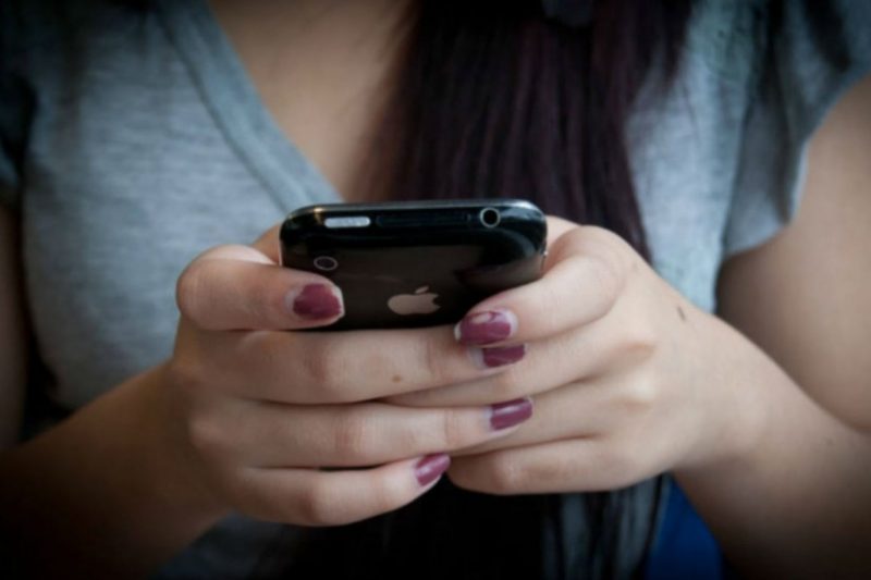 Mulher é condenada a pagar R$ 25 mil por divulgar fotos íntimas da ex-namorada do marido em MS 