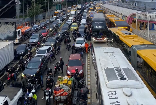  Motorista de ônibus e passageiro são baleados em manhã de caos no RJ; polícia faz operação para prender traficantes 