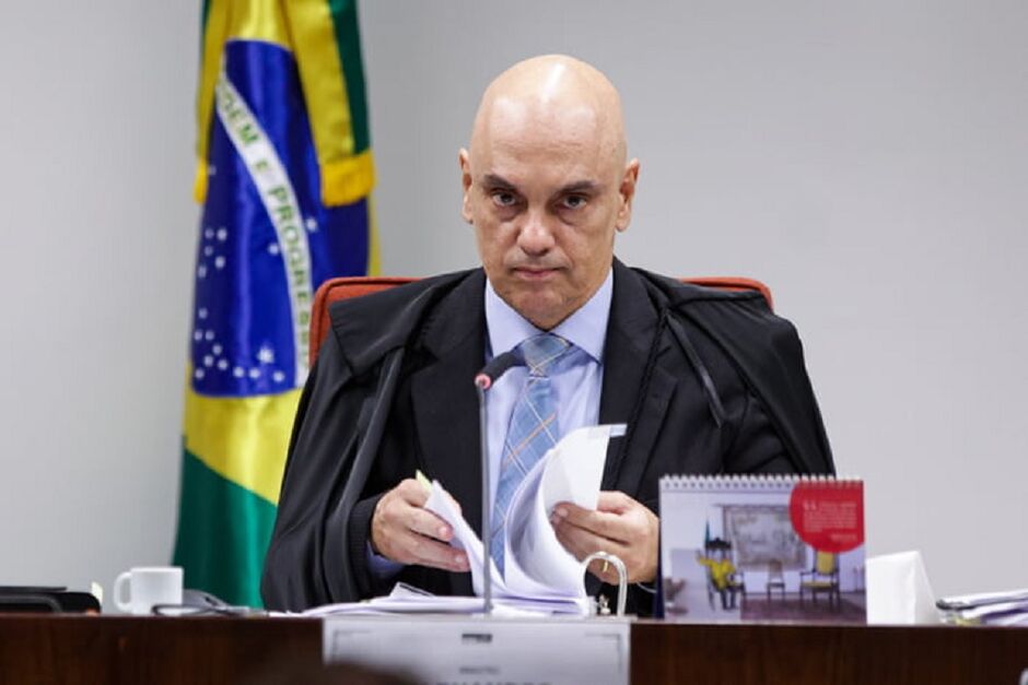Moraes libera Bolsonaro e réus da trama golpista para se comunicarem 