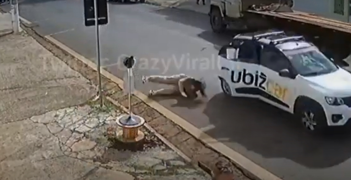 Sem dinheiro para pagar corrida de aplicativo, mulher se joga de carro em movimento