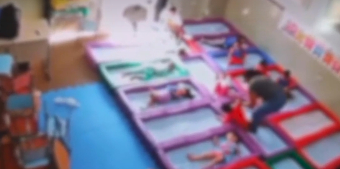 Monitora é flagrada por câmera de segurança agredindo crianças em creche de MS
