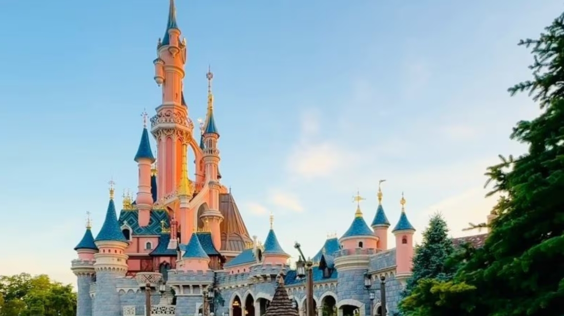 Homem é preso após tentar se casar com menina de 9 anos na Disney