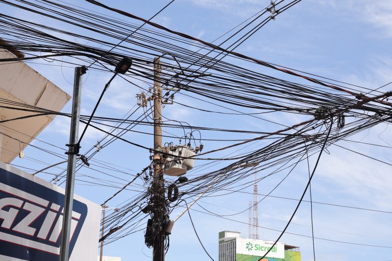 Prefeitura de Dourados reúne operadoras e cobra fim da poluição visual, dos fios soltos e emaranhados nos postes