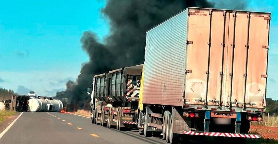 Caminhão-tanque tomba e pega fogo na MS-040, em Campo Grande 