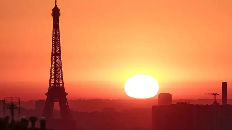 Onda de calor na Europa já deixa ao menos oito mortos; escolas fecham e Torre Eiffel é interditada