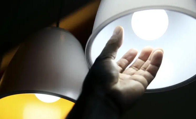 Conta de luz tem cobrança extra em julho; veja como reduzir o consumo de energia