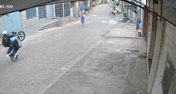 Motociclista atropela e mata idosa após empinar moto em MG