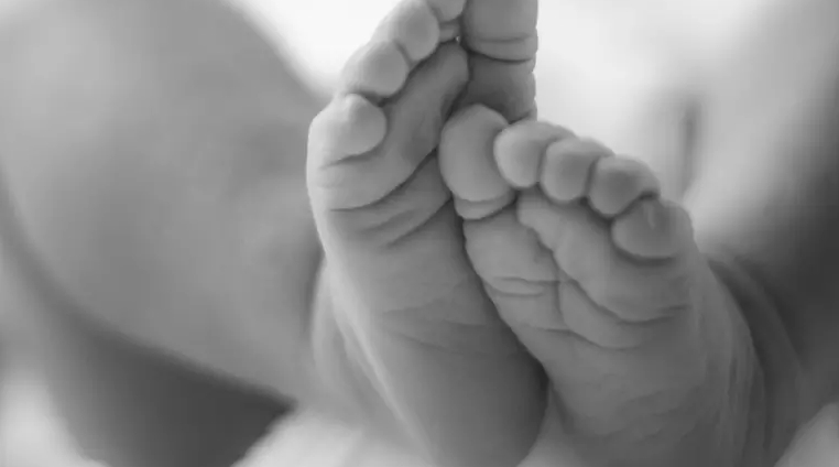 Bebê de 1 ano morre asfixiado enquanto dormia ao lado da mãe em MS