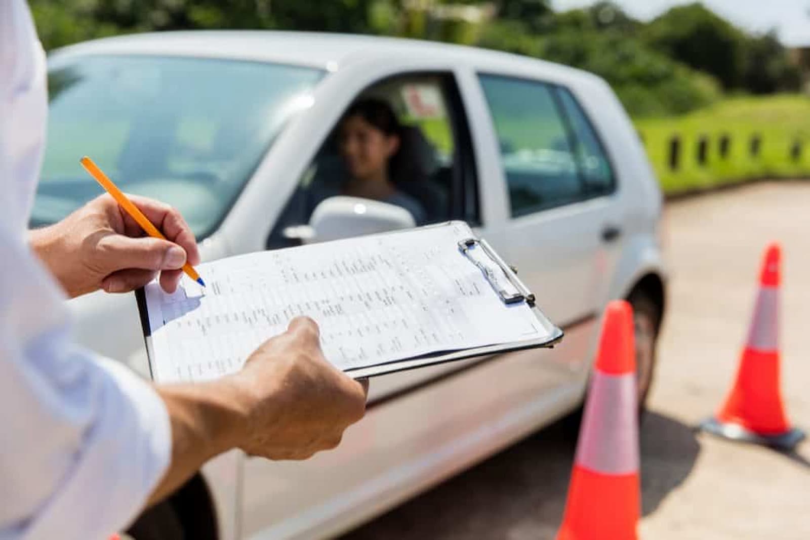 Aluna chega dirigindo para prova do Detran e leva multa de R$ 880,40 