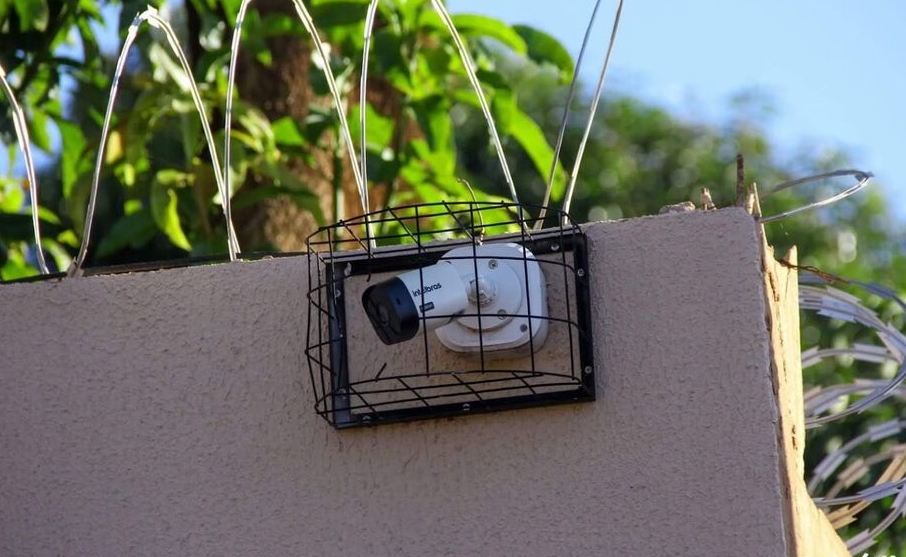 Idosa é agredida por vizinha após instalar câmeras de segurança em casa