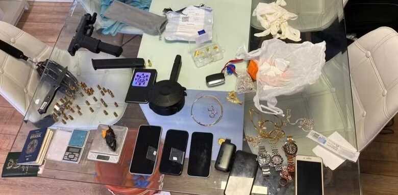 Criança vê sangue escorrer pela parede e polícia acha casal morto