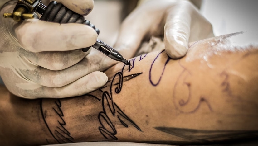 Anestesia para tatuagens estéticas está proibida, decide Conselho de Medicina 