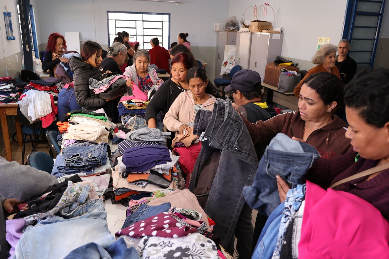Prefeitura de Dourados já distribuiu mais de 9 mil peças de roupas e calçados nos brechós solidários