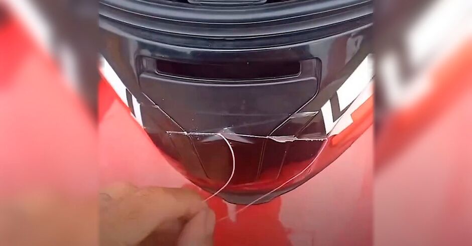 Linha com cerol atinge capacete de motociclista e quase causa tragédia 