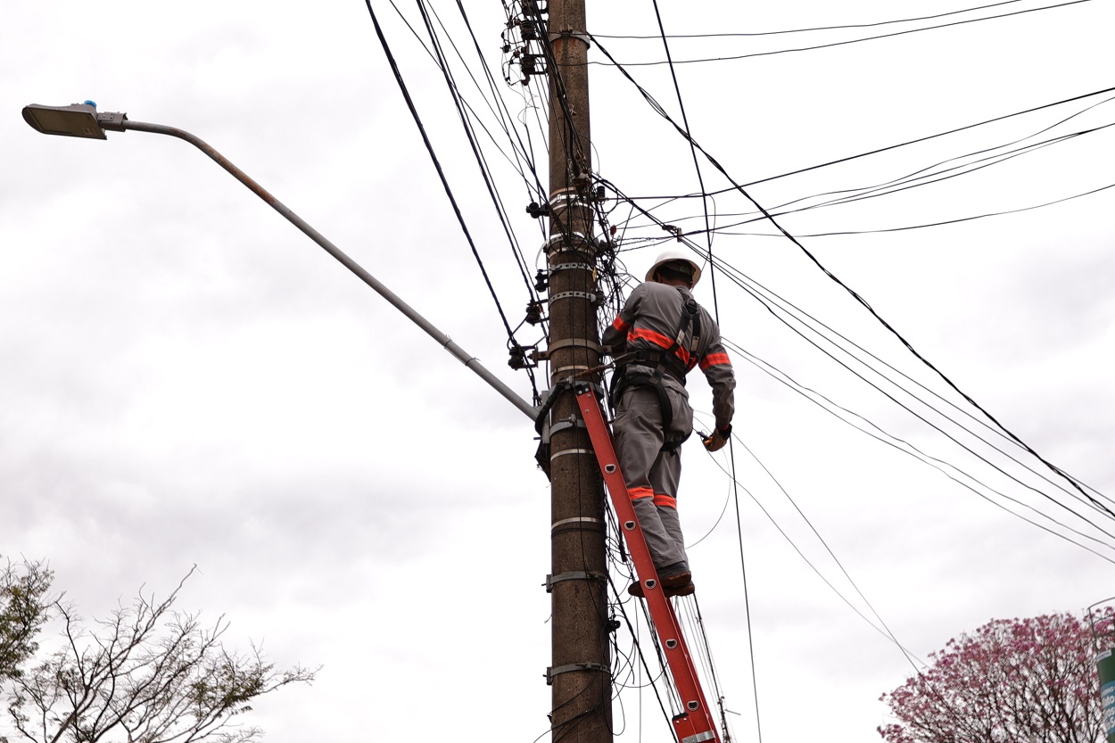 Prefeitura de Dourados reforça ação para eliminar emaranhado de fios em postes e notifica empresas