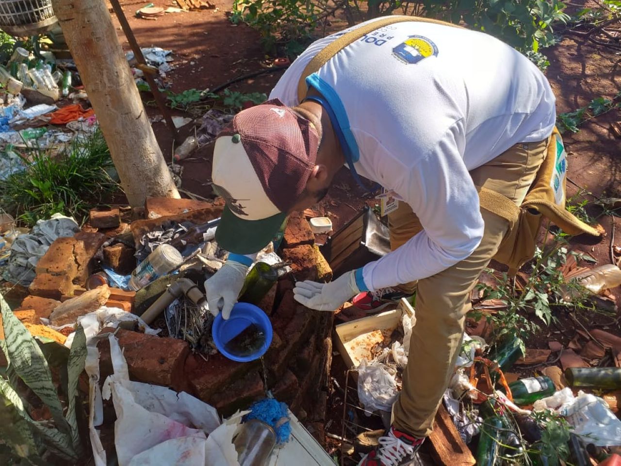 Prefeitura de Dourados autua proprietários de imóveis por acúmulo de lixo e mato em quintais