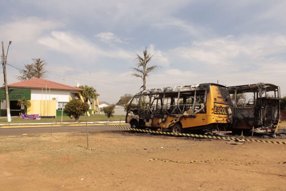 Ônibus escolares são incendiados em frente à prefeitura em MS