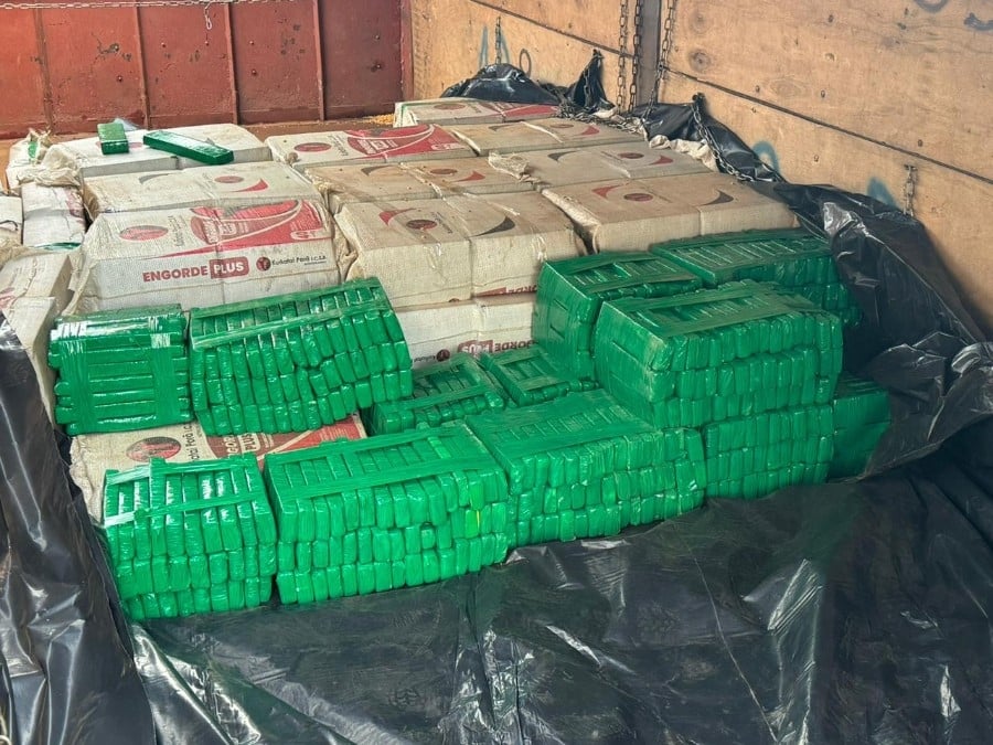 Caminhoneiro abandona veículo com 3t de maconha em posto de combustíveis em MS